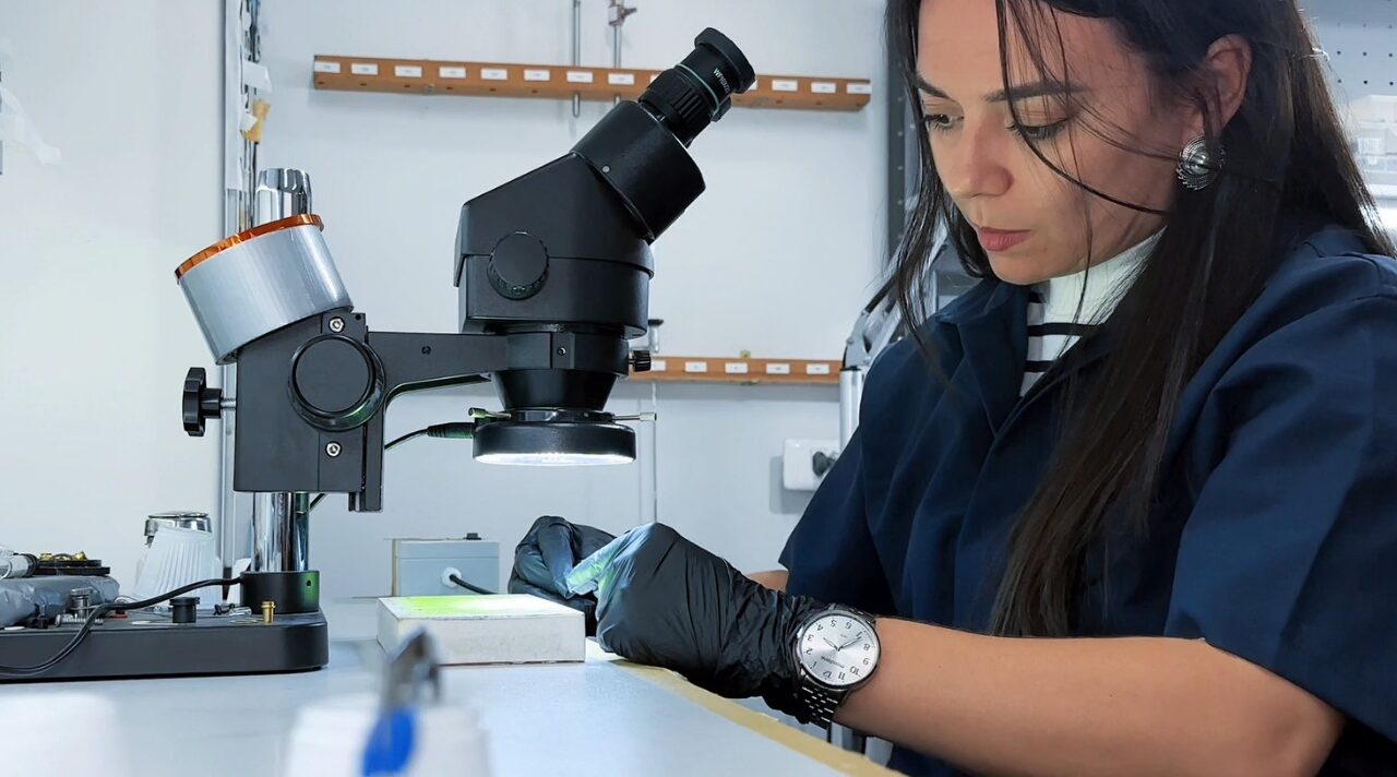 Técnico realizando manutenção de endoscópios em laboratório especializado